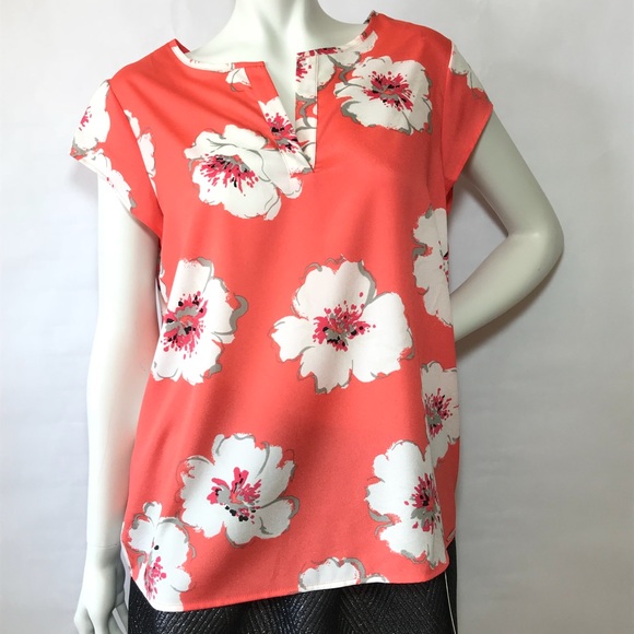 Ivanka Trump Tops - NEW Ivanka Trump Over Sized Floral Cap Sleeve Top